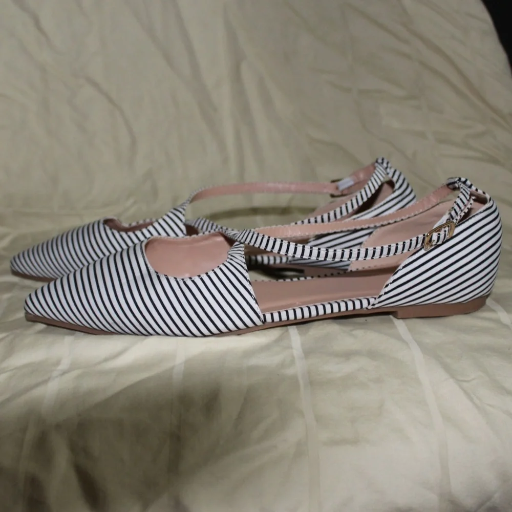 Woman's Flats Sz 7 1/2  Pointed toe, strapped, sandals - Picture 6 of 10